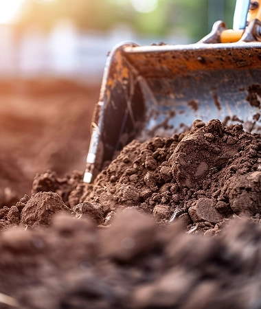 Terrassement VRD en montagne : les 5 défis techniques des chantiers alpins en Savoie